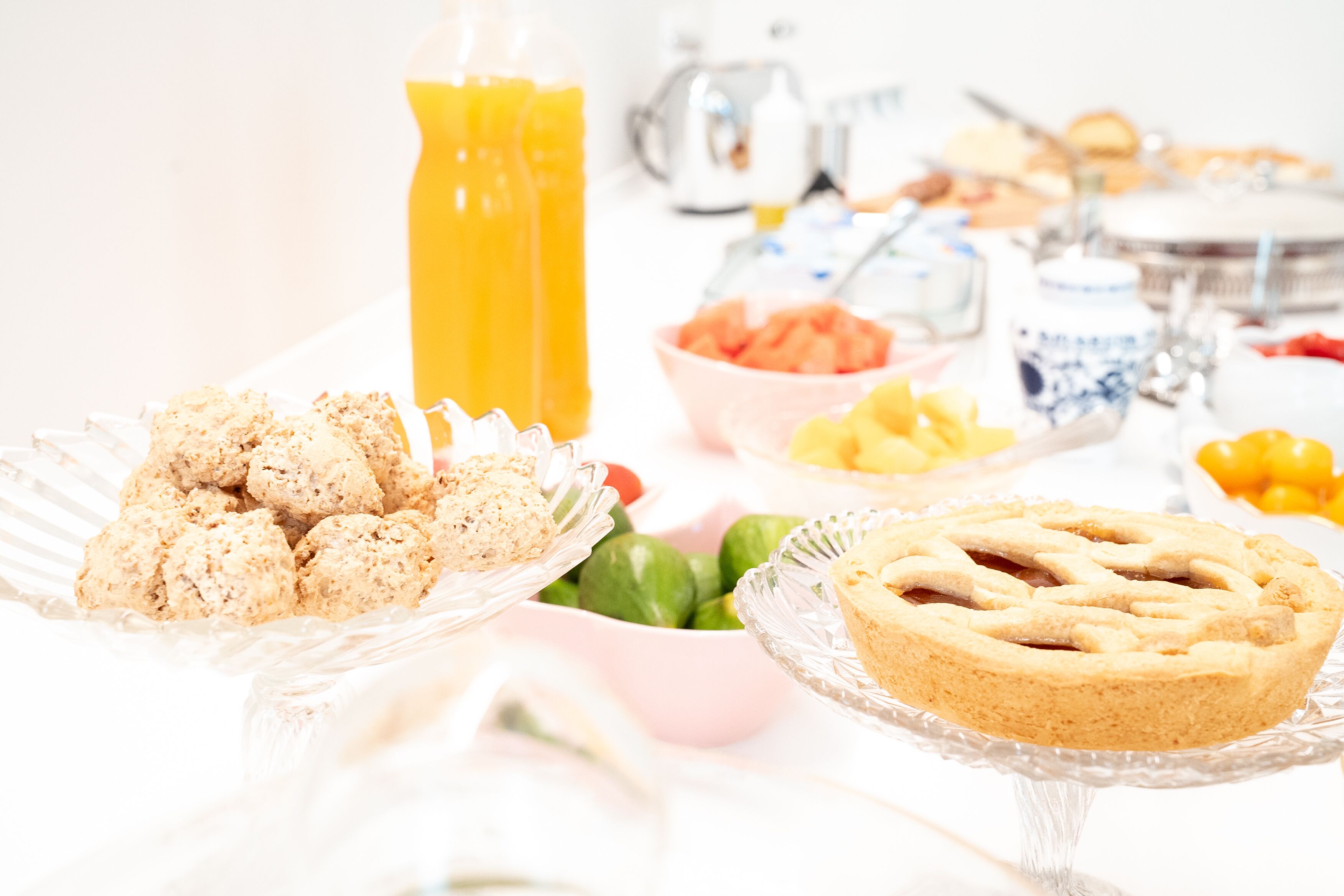 Una mesa de desayuno con diversos alimentos y un pastel.