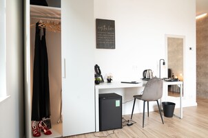 Deluxe Room | Hypo-allergenic bedding, down comforters, Select Comfort beds, minibar