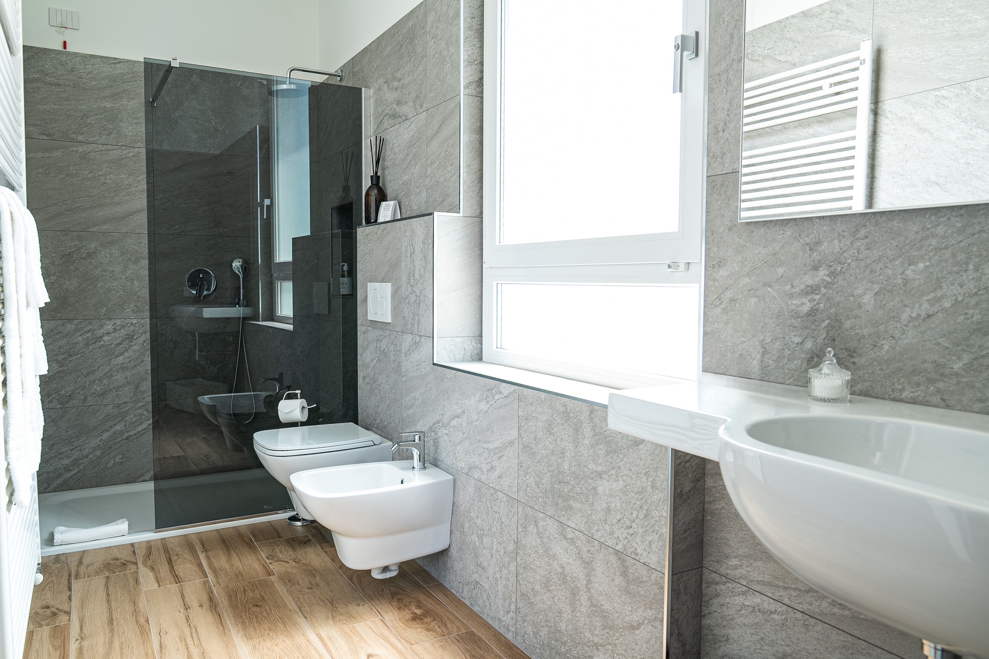 Classic-Doppel- oder -Zweibettzimmer | Badezimmer | Dusche, Regendusche, kostenlose Toilettenartikel, Haartrockner