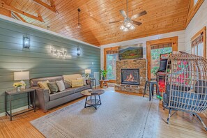 Smart TV, fireplace, video games, books - Honeymoon Cabin with Heated Indoor Pool, Hot Tub, Arcade, Bbq (Sevierville)