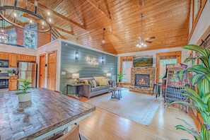 Interior - Honeymoon Cabin with Heated Indoor Pool, Hot Tub, Arcade, Bbq (Sevierville)