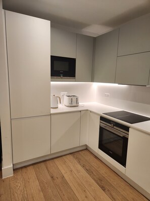 Apartament | Cuina privada | Frigorífic, microones, forn i placa de cuina 