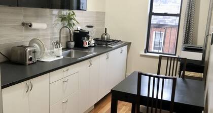 Quiet 1 Br Apartment on 4 Fl Views On 3 Sides