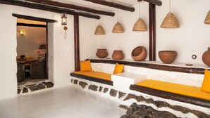 A cozy interior with stone walls, wooden beams, and woven light fixtures. - Las Pergolas Villa Rural - Apartamento Yaiza (Tías)