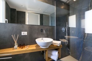 Douche, sĂšche-cheveux, bidet