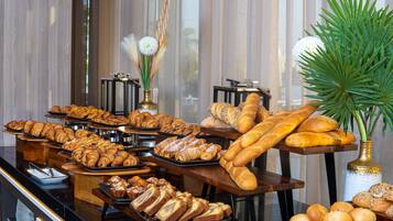 Päivittäinen buffetaamiainen (25 EUR per henkilö)