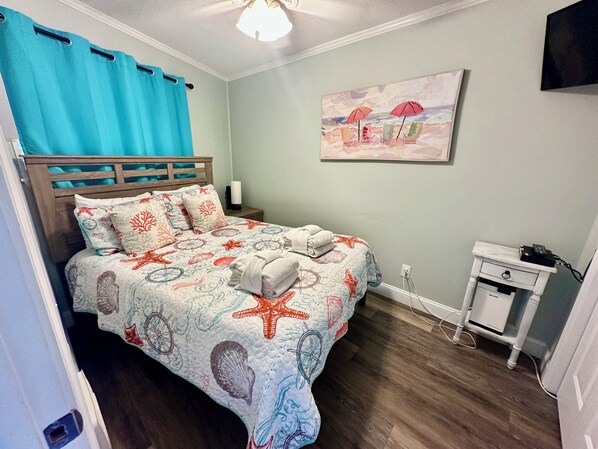 1 bedroom, iron/ironing board, WiFi, bed sheets - Seas the Day! Beach & Sun, with Bikes & Chairs (Hilton Head Island)