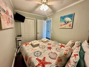 1 bedroom, iron/ironing board, WiFi, bed sheets - Seas the Day! Beach & Sun, with Bikes & Chairs (Hilton Head Island)