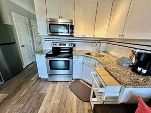 Een koelkast, een microgolfoven, een oven, een kookplaat