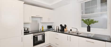 Appartamento Superior | Cucina privata | Frigorifero con congelatore, microonde, forno, piano cottura
