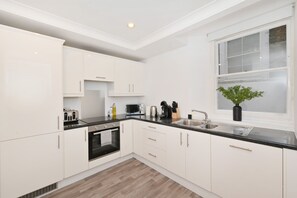 Apartamento superior | Cozinha privada | Geladeira grande, micro-ondas, fogão, cooktop