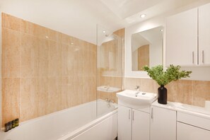 Apartamento superior | Banheiro | Chuveiro/banheira combinados, secador de cabelo, toalhas de banho 