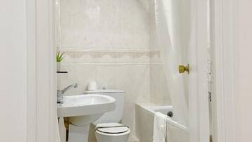 Gratis toiletartikelen, een haardroger, handdoeken, zeep