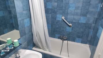 Habitación con 2 camas individuales | Baño | Amenidades de baño gratuitas, secadora de cabello, toallas, jabón