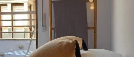 Bureau, accĂšs au Wi-Fi (inclus), literie fournie