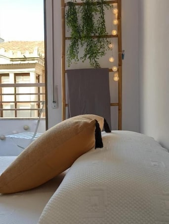 Escritorio, wifi gratis y ropa de cama