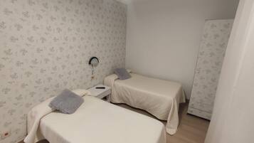 Twin Room | Desk, cribs/infant beds, rollaway beds, free WiFi