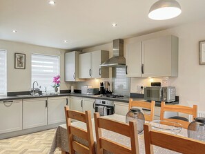 Dishwasher, high chair - 3 bedroom accommodation in Buxton (Buxton)