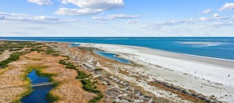 Discounted Rates for Remaining Fall and Winter Dates! Oceanfront, perfect mid-island location, golf cart included - 717 Winter Trout