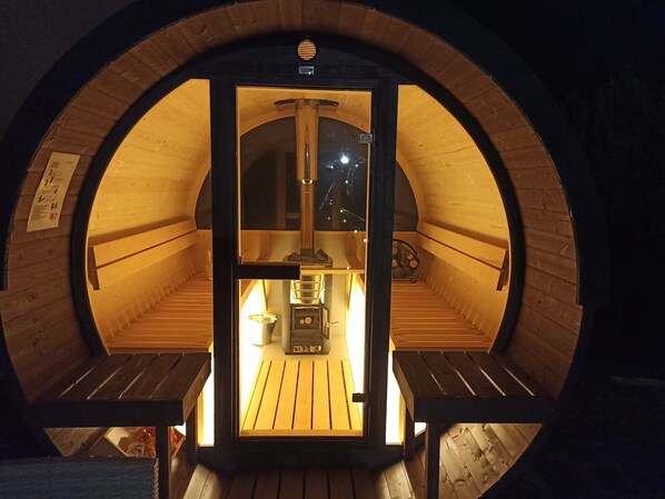 A wooden sauna with a central heating system, benches, and a wooden floor. - Modern Villa with heated jacuzzi,sauna,panoramic view,close to Tuscany (Pergoloso)