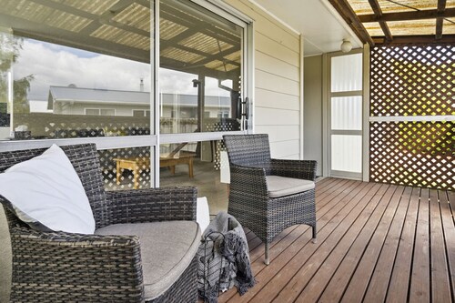 Green Grove - Carterton Holiday Home