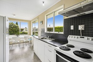 ثلاجة، ميكروويف، غسالة أطباق، محمصة خبز