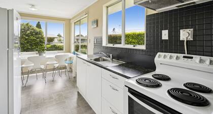 Green Grove - Carterton Holiday Home