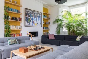 TV, fireplace