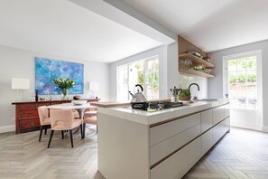 Réfrigérateur, micro-ondes, lave-vaisselle