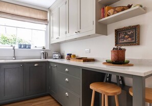 Fridge, dishwasher, coffee/tea maker, toaster - Park Crescent Mews East II by onefinestay (London)