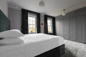 3 slaapkamers, een strijkplank/strijkijzer, gratis wifi, beddengoed