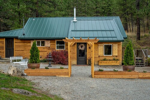 A unique couples retreat nestled at the base of Rathdrum Mountain. Outdoor Sauna