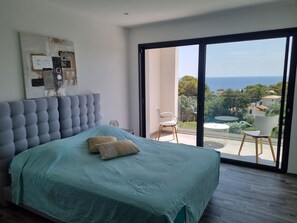 4 slaapkamers, een strijkplank/strijkijzer, internet