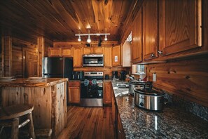 冷蔵庫、電子レンジ、オーブン、コンロ