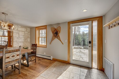 Luxury Mountain Retreat near the lake & downtown!