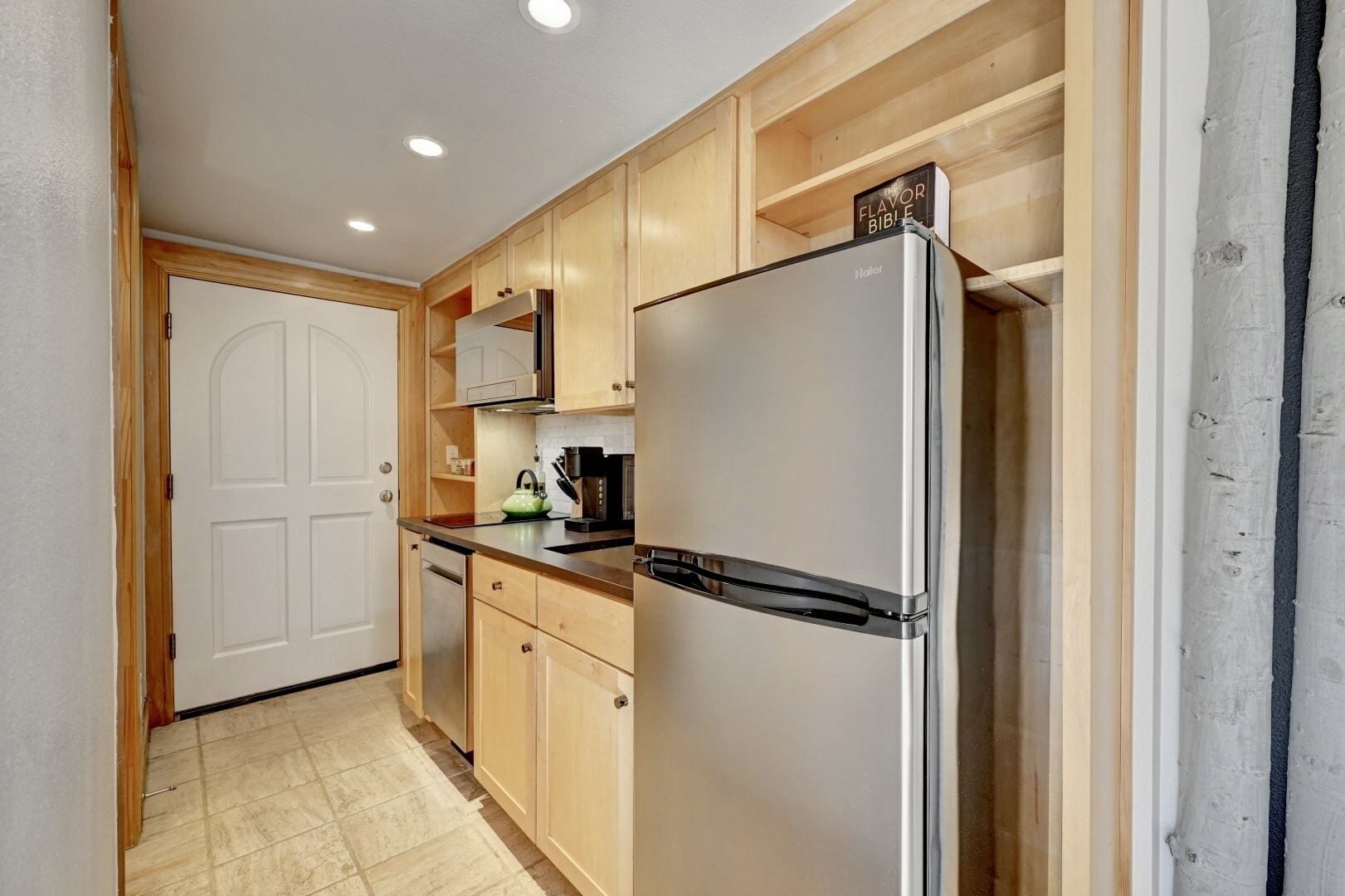 Réfrigérateur, micro-ondes, plaque de cuisson, lave-vaisselle