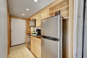 Kühlschrank, Mikrowelle, Herdplatte, Geschirrspüler