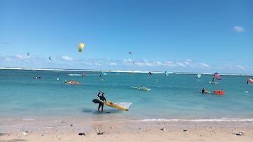En la playa, camastros y toallas de playa