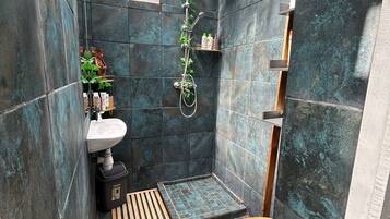 Een douche, milieuvriendelijk toiletgerief, een haardroger, handdoeken
