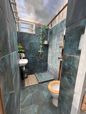 Douche, articles de toilette écologiques, sèche-cheveux