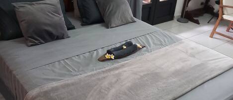 1 間睡房、房內夾萬、書桌、熨斗/熨衫板