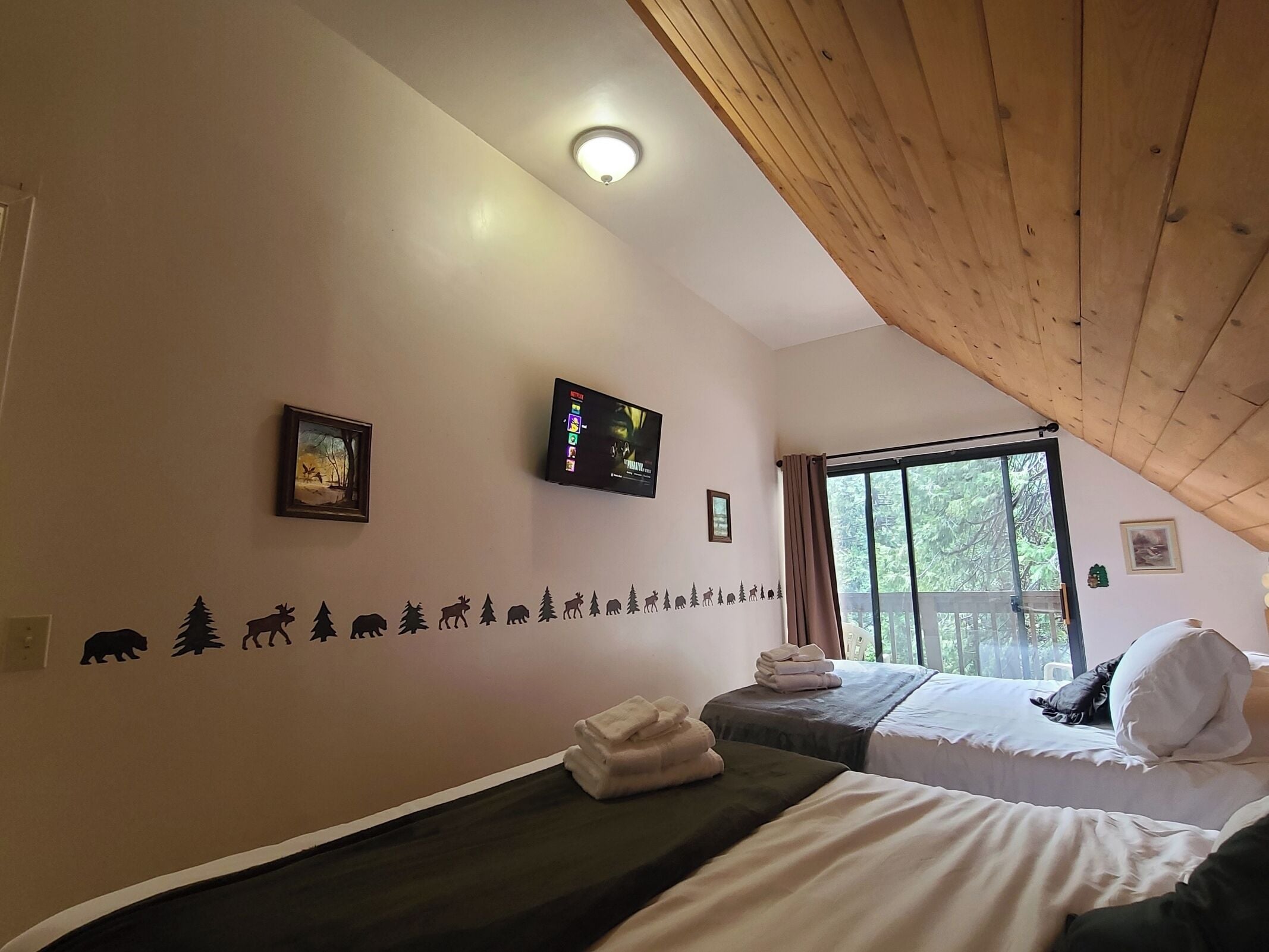 2 bedrooms, desk, iron/ironing board, travel crib