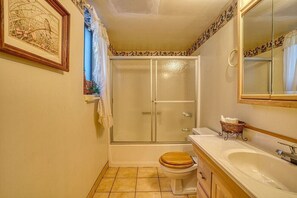 Ducha, secador de pelo, toallas y jabón