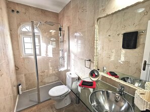 Douche, sèche-cheveux, serviettes fournies, papier toilette