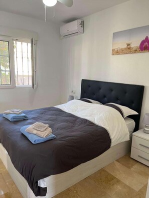2 chambres, fer et planche à repasser, Wi-Fi, draps fournis