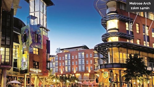 Dream Villa 'Maison de Ky' in Sandton Sleeps 14 free WI-FI pool tennis court 