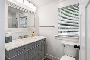 Dusche, Haartrockner, Handtücher, Toilettenpapier