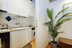 Kühlschrank, Ofen, Herdplatte, Wasserkocher