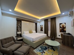 Surmatelas, coffres-forts dans les chambres, décoration personnalisée