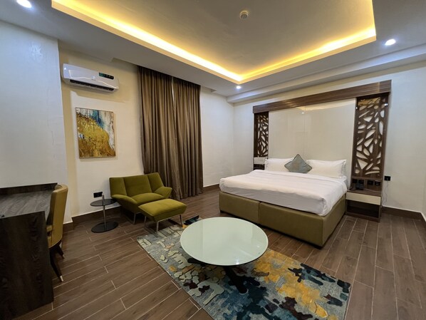 أسرّة بطبقة علوية مريحة وخزنة داخل الغرفة وبديكورات فريدة لكل غرفة